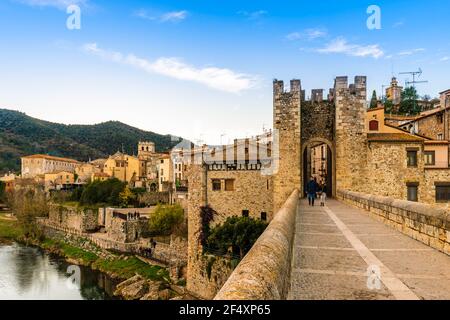 Bel ponte medievale a Besalu, Catalogna, Spagna Foto Stock