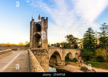 Bel ponte medievale a Besalu, Catalogna, Spagna Foto Stock