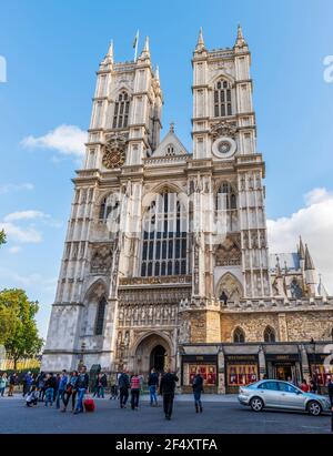 Facciata principale dell'Abbazia di Westminster, in stile gotico, a Londra, Inghilterra, Regno Unito Foto Stock