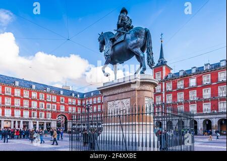 Statua equestre di Re Filippo III Plaza Mayor a Madrid in Castiglia, Spagna Foto Stock