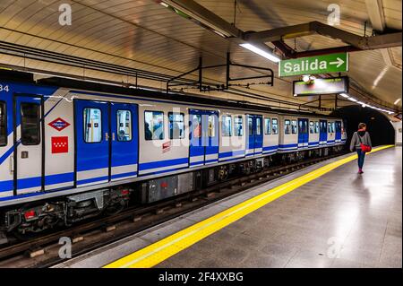 Stazione della metropolitana e treno a Madrid a Castiglia, Spagna Foto Stock
