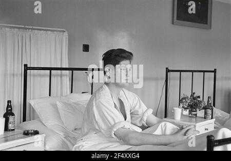 Seconda guerra mondiale. Lazarett (probabilmente in Olanda). I parenti feriti del tedesco Wehrmacht nel letto d'ospedale Foto Stock