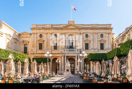 Piazza della Repubblica e la Biblioteca Nazionale, a la Valletta, sull'isola di Malta Foto Stock