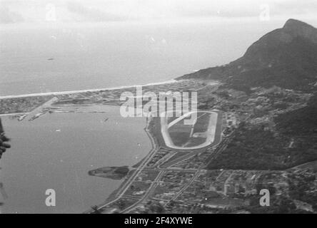 Foto di viaggio Brasile. Rio de Janeiro. Vista sul quartiere con la ferrovia a cavallo 'Jockey Club Brasiliero'. In lontananza dalla spiaggia di Leblon Foto Stock