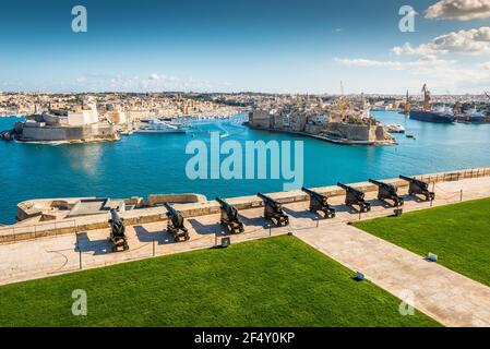 Senglea e Vittoriosa dai Giardini dell'alta Barrakka a la Valletta, capitale dell'isola di Malta Foto Stock