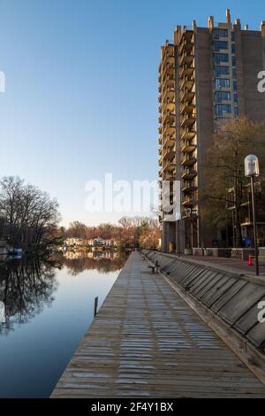 Una foto al mattino presto del Lago Anne, la passerella e un alto condominio. Foto Stock