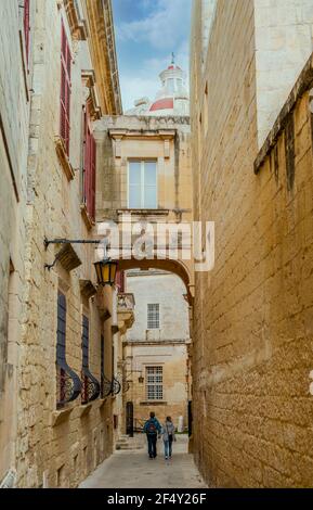 Piccola strada nel villaggio di Mdina sull'isola Di Malta Foto Stock