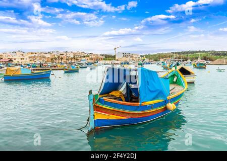 Barche da pesca tipiche nel villaggio di Marsaxlokk sul isola di Malta Foto Stock