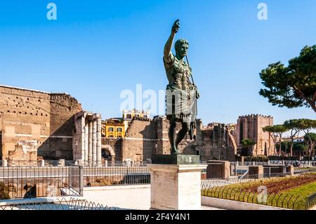 Statua dell'Imperatore Romano Augusto, Via dei fori Imperiali a Roma nel Lazio Foto Stock