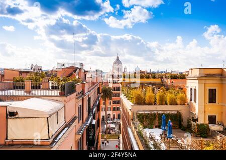 Panorama della città e delle terrazze di Roma in Lazio, Italia Foto Stock