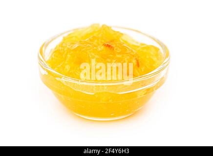 Marmellata d'arancia in una piccola ciotola di vetro isolata su bianco Foto Stock