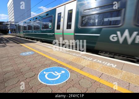 Accesso per disabili sulla piattaforma per i viaggi in treno e metropolitana nella zona ovest di Londra, Regno Unito Foto Stock