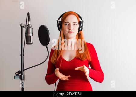 La cantante inginocchiò il suo apparato articolare prima di cantare Foto Stock