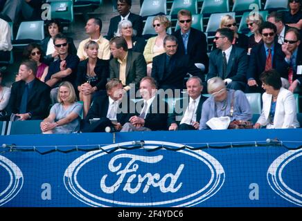 L'ex giocatore di tennis australiano leva Rod sulla tribuna, Australian Open 2001 Foto Stock