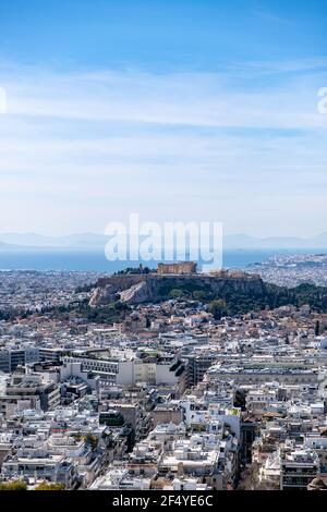 Atene, simbolo della Grecia. L'Acropoli e il tempio del Partenone, i resti antichi e la vista panoramica della città dalla collina di Lycabettus. Paesaggio urbano, mare blu e cielo Foto Stock