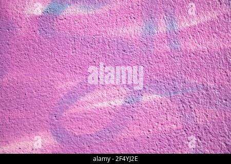 Parete vuota intonacata e verniciata trama di sfondo. Il colore viola rosa copre le opere d'arte graffiti della facciata esterna dell'edificio in stucco. Carta da parati, bla Foto Stock