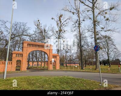 15 febbraio 2020. Poznan, Polonia. Porta storica per Edwardowo Farm. Pareti di mattoni rossi. Manor, porta di un edificio agricolo. Fienile fattoria di mattoni rossi d'epoca Foto Stock