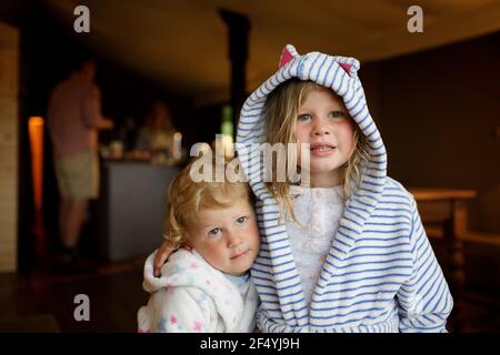 Ritratto carine sorelle in accappatoi Foto Stock