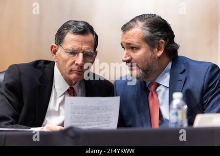 Il senatore degli Stati Uniti Ted Cruz (repubblicano del Texas) (R) parla con il senatore degli Stati Uniti John Barrasso (repubblicano del Wyoming) (L) mentre interrogano l'ex ambasciatore degli Stati Uniti al potere Samantha delle Nazioni Unite (non illustrato) Come testimonia prima del Comitato di Relazioni esterne del Senato di essere il prossimo Amministratore dell'Agenzia degli Stati Uniti per lo sviluppo internazionale (USAID) nel Palazzo degli uffici del Senato Dirksen a Washington DC, USA, 23 marzo 2021.Credit: Jim Loscalzo/Pool via CNP /MediaPunch Foto Stock