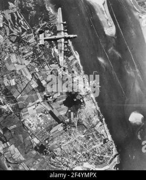 I liberatori consolidati B-24 attaccano la raffineria di petrolio di Schulau nei pressi di Amburgo, Germania, agosto 1944 Foto Stock