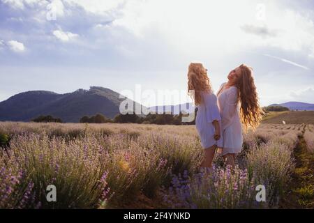 Amicizia duratura e forte tra due donne Foto Stock