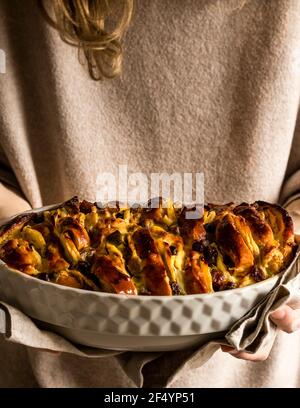 Appena fatto, tolto dalla brioche vegana forno, crema pasticcera e budino di mele con uvetta e albicocche secche. Foto Stock