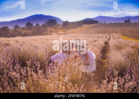 Amore oltre l'età, un momento prima di baciare Foto Stock