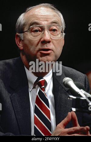 Washington, DC. USA, 1993 il senatore Phil Gramm (repubblicano) del Texas testimonia durante l'audizione della commissione del Senato su Capitol Hill Foto Stock