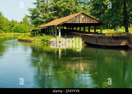 Pista ciclabile lungo il Naviglio Grande da Abbiategrasso a Turbigo (Lombardia, Italia) Foto Stock