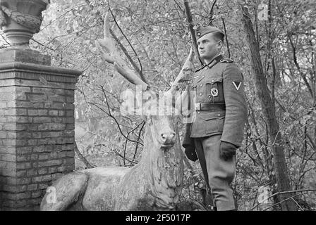 Seconda guerra mondiale. Paesi Bassi con equipaggio tedesco. Parenti della Wehrmacht tedesca in un parco con la plastica di un cervo sdraiato (bene con l'Aia) Foto Stock