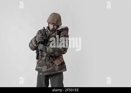 Attore maschile nell'uniforme militare invernale di un soldato tedesco, il periodo 1941-1945, la seconda guerra mondiale Foto Stock