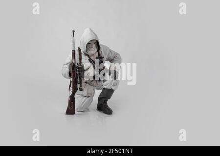 Attore maschile nell'uniforme militare invernale di un soldato tedesco, il periodo 1941-1945, la seconda guerra mondiale Foto Stock
