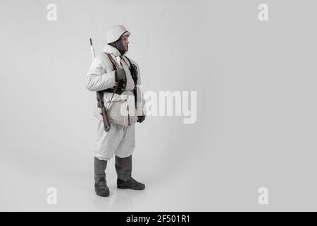Attore maschile nell'uniforme militare invernale di un soldato tedesco, il periodo 1941-1945, la seconda guerra mondiale Foto Stock