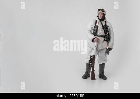 Attore maschile nell'uniforme militare invernale di un soldato tedesco, il periodo 1941-1945, la seconda guerra mondiale Foto Stock