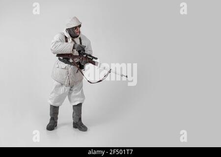 Attore maschile nell'uniforme militare invernale di un soldato tedesco, il periodo 1941-1945, la seconda guerra mondiale Foto Stock