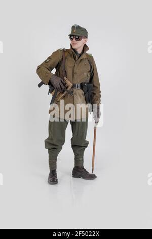 Attore maschile nell'uniforme militare invernale di un soldato tedesco, il periodo 1941-1945, la seconda guerra mondiale Foto Stock