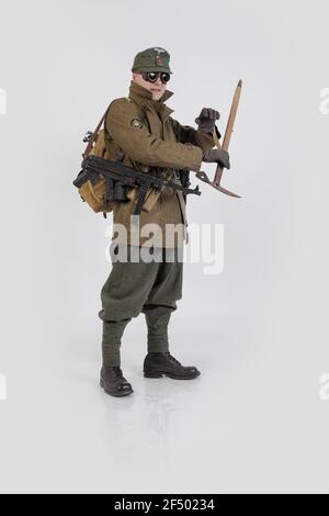 Attore maschile nell'uniforme militare invernale di un soldato tedesco, il periodo 1941-1945, la seconda guerra mondiale Foto Stock