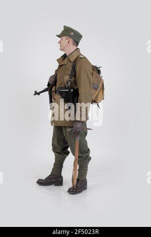 Attore maschile nell'uniforme militare invernale di un soldato tedesco, il periodo 1941-1945, la seconda guerra mondiale Foto Stock
