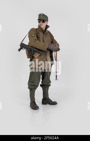 Attore maschile nell'uniforme militare invernale di un soldato tedesco, il periodo 1941-1945, la seconda guerra mondiale Foto Stock