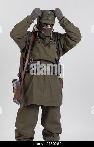Attore maschile nell'uniforme militare invernale di un soldato tedesco, il periodo 1941-1945, la seconda guerra mondiale Foto Stock