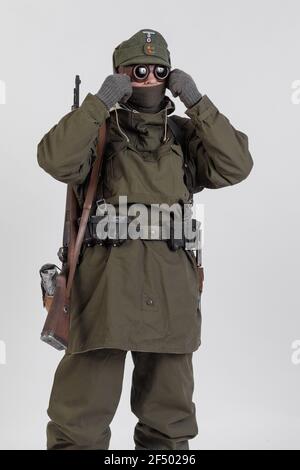 Attore maschile nell'uniforme militare invernale di un soldato tedesco, il periodo 1941-1945, la seconda guerra mondiale Foto Stock