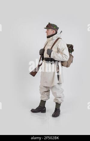 Attore maschile nell'uniforme militare invernale di un soldato tedesco, il periodo 1941-1945, la seconda guerra mondiale Foto Stock