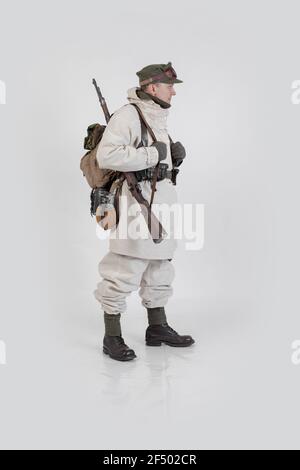 Attore maschile nell'uniforme militare invernale di un soldato tedesco, il periodo 1941-1945, la seconda guerra mondiale Foto Stock
