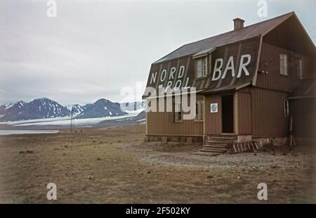 Spitzbergen, North Pole Bar a NY-Alesund. Nel 1926, l'Ornament Polar Amundsen abitò la casa, quindi oggi il termine 'Amundsen-Villa Foto Stock