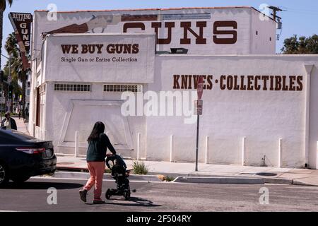 Los Angeles, California, Stati Uniti. 23 marzo 2021. Una donna spinge un carrello per bambini vicino a un negozio di armi a Culver City, California. Il 23 marzo 2021. Credit: Ringo Chiu/ZUMA Wire/Alamy Live News Foto Stock