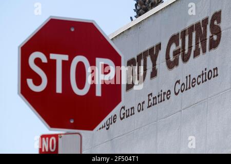 Los Angeles, California, Stati Uniti. 23 marzo 2021. Un segnale di stop è visibile nei pressi di un negozio di armi a Culver City, California. Il 23 marzo 2021. Credit: Ringo Chiu/ZUMA Wire/Alamy Live News Foto Stock