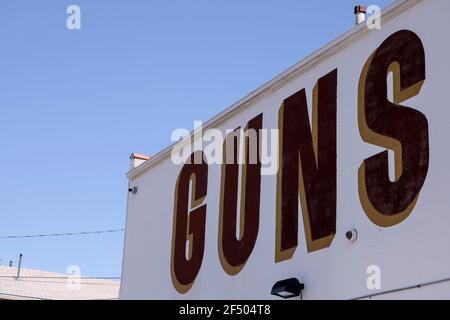 Los Angeles, California, Stati Uniti. 23 marzo 2021. Un segno commerciale di un negozio di armi a Culver City, California. Il 23 marzo 2021. Credit: Ringo Chiu/ZUMA Wire/Alamy Live News Foto Stock