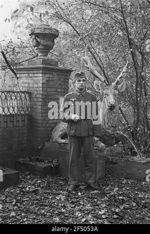 Seconda guerra mondiale. Paesi Bassi con equipaggio tedesco. Parenti della Wehrmacht tedesca in un parco con la plastica di un cervo sdraiato (bene con l'Aia) Foto Stock