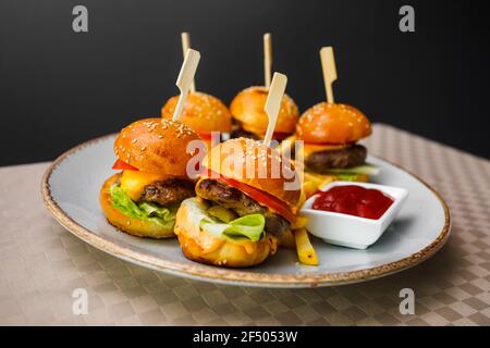 Mini hamburger e patate fritte sul piatto Foto Stock