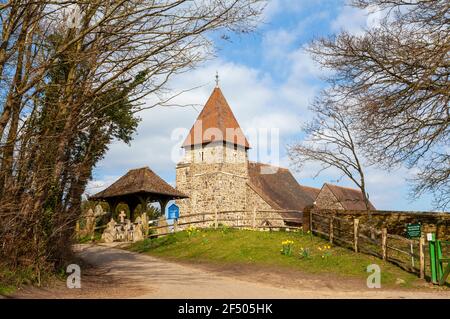 Il lychgate e la chiesa Guestling di St Laurence, East Sussex, Regno Unito Foto Stock